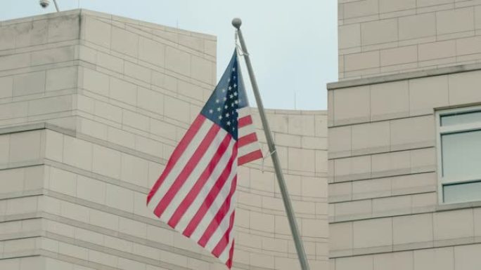 慢镜头:德国柏林美国大使馆大楼上的美国国旗星条旗。自由和民主的概念