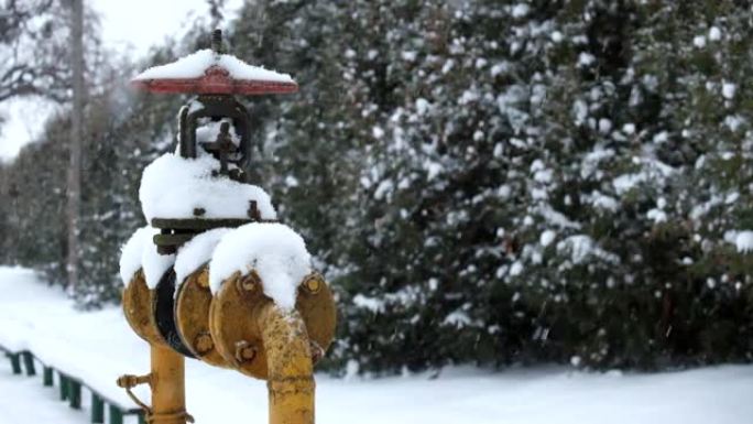 大雪中的旧蝶形燃气阀