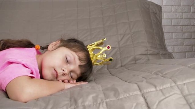 睡在皇冠上的美丽女孩