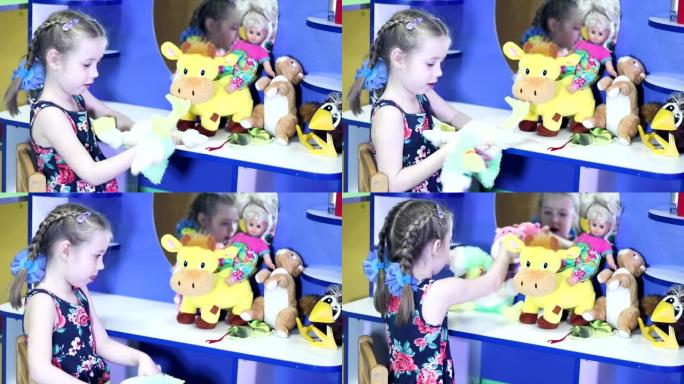 小辫子小女孩在儿童房玩玩具-库存视频
