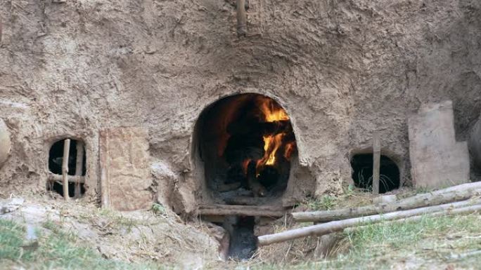 关闭谷仓内的壁炉，以烘烤烟叶。