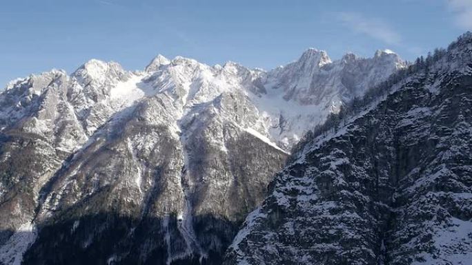 空中: 山墙隐藏在阿尔卑斯山后面