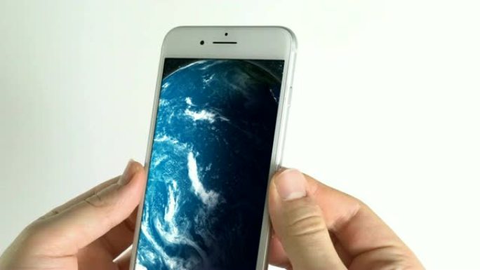 在白色背景上的屏幕上使用智能手机和地球仪的人