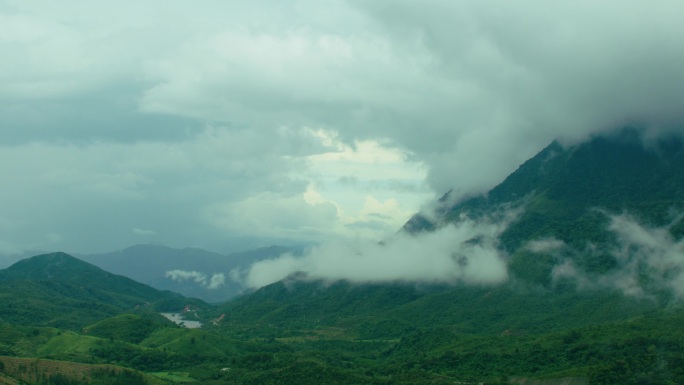 云层于群山间飘动延时