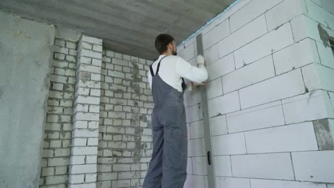 用铅笔和建筑尺在加气混凝土墙上绘制线