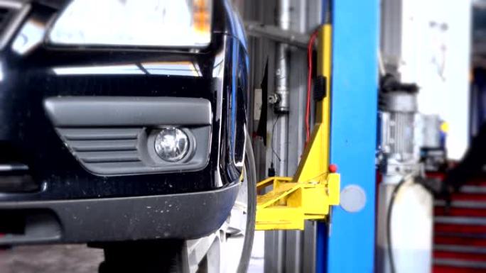 汽车维修车库中的电梯下降