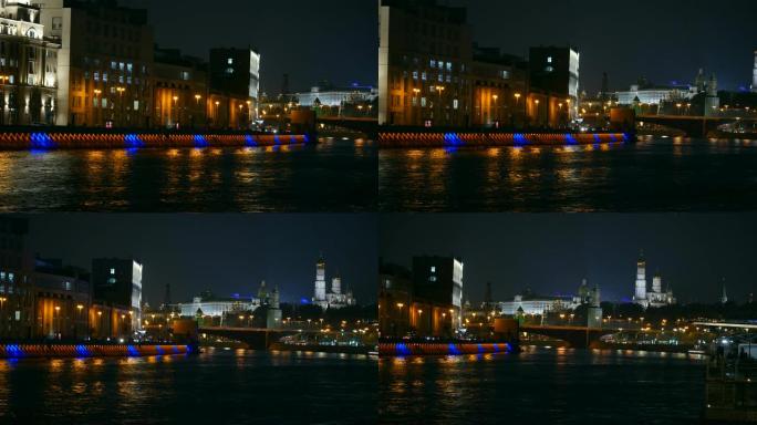 莫斯科河畔莫斯科大剧院大桥的夜景。