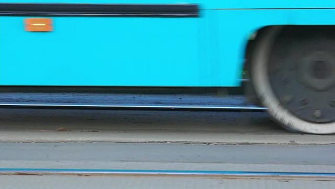 电车沿着铁轨经过，停下来走得更远