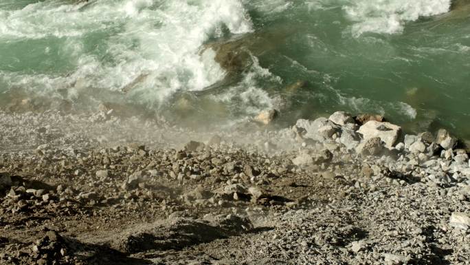 石块石头沿山体滚落到河水中地震滑坡泥石流地质灾害