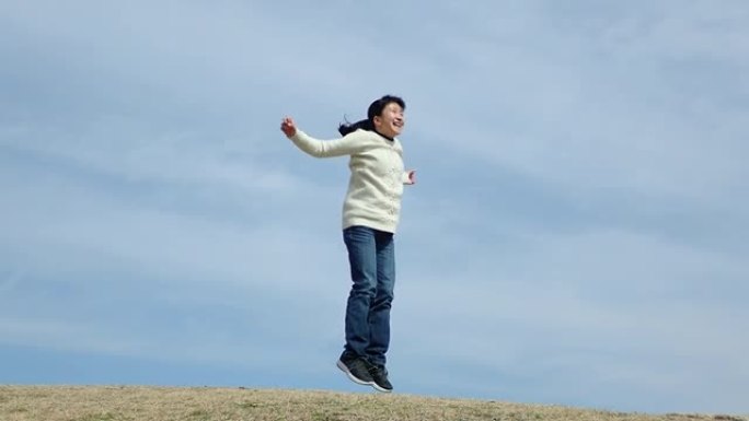 在蓝天中跳跃的日本女孩