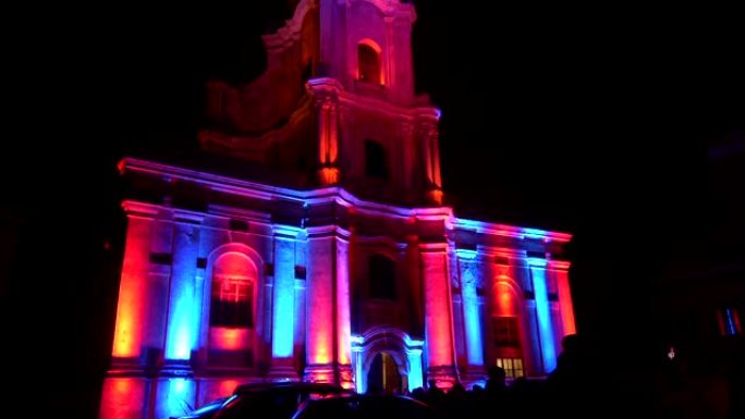 维尔纽斯灯光节，圣母玛利亚教堂在五彩缤纷的灯光安慰，2019