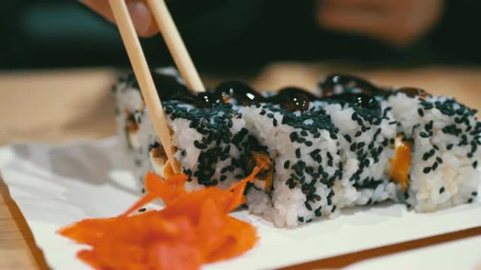 用筷子在日本餐馆里拿寿司