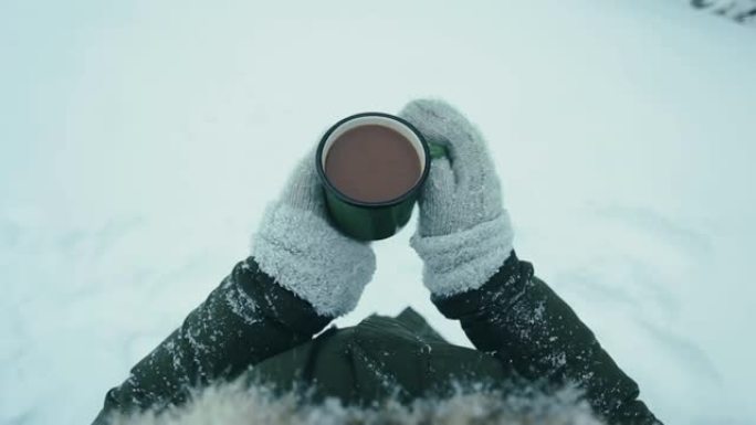 冬天喝杯热咖啡。