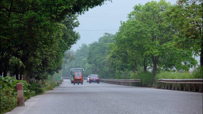 车辆从公路远处驶近