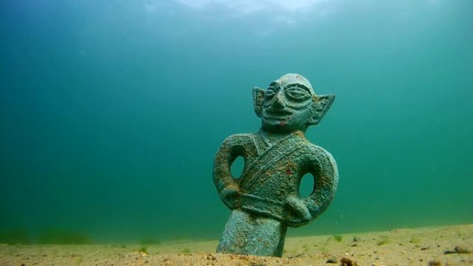 古老的石雕，湖底沙质上的古董偶像。作者未知。俄罗斯西伯利亚贝加尔湖