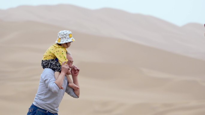 沙漠沙丘旅游步行情侣亲子