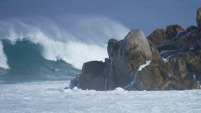 危险岩石上的猛烈破浪