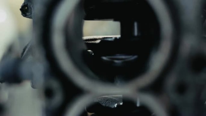 活塞内部的倾斜镜头特写镜头或车库车间的跳水。