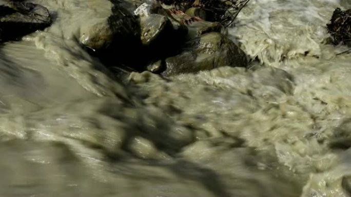 河水中的泥水迅速流动