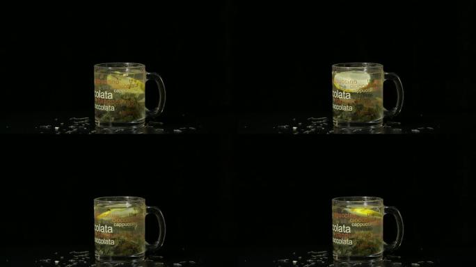 绿茶。装有有机干绿茶和柠檬片的玻璃杯，漂浮在热水中的杯子内。慢动作。黑色背景