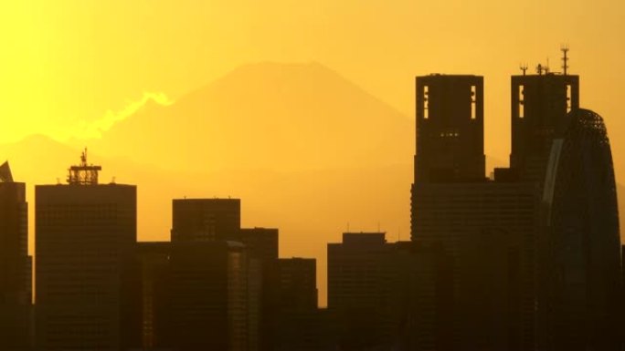 日落之前有城市建筑的富士山