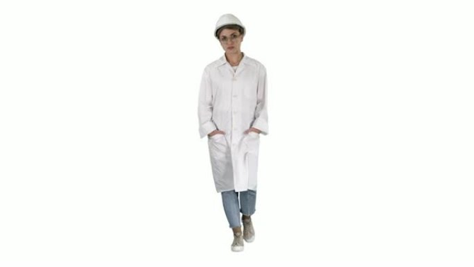 穿着白色实验室外套和安全帽在白色背景上行走的女人