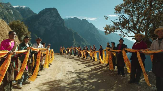 藏族人民手持哈达夹道欢迎