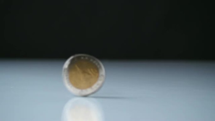 货币硬币在白色桌子上旋转和旋转。商业经济金融概念。运动4k b卷镜头
