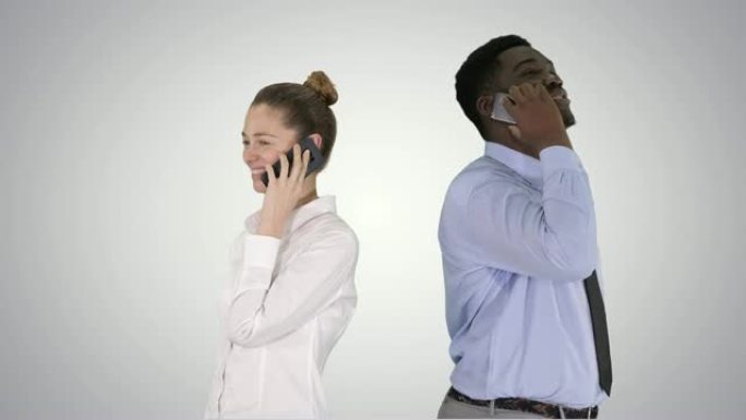年轻的非洲裔美国男女背靠背站在渐变背景上打电话