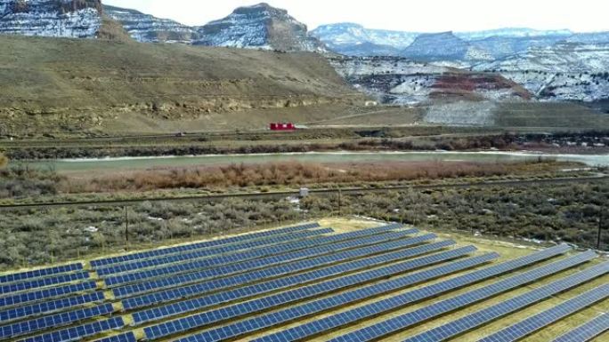 科罗拉多州阿斯彭附近的太阳能电池板
