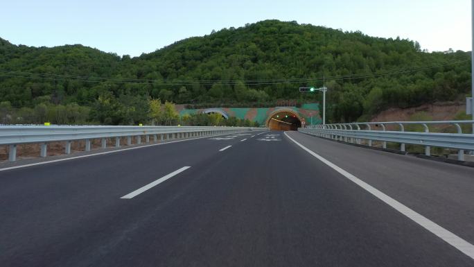 车辆穿梭在高速公路隧道行驶