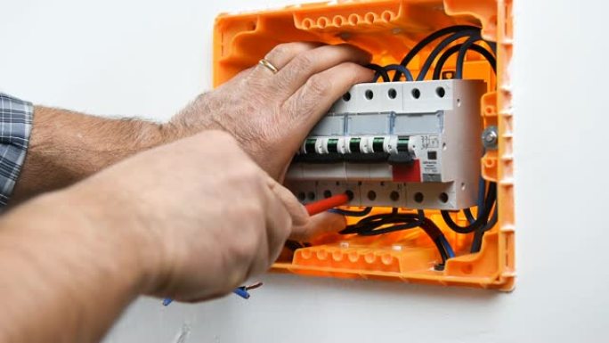 电工技术员在住宅电板上工作。