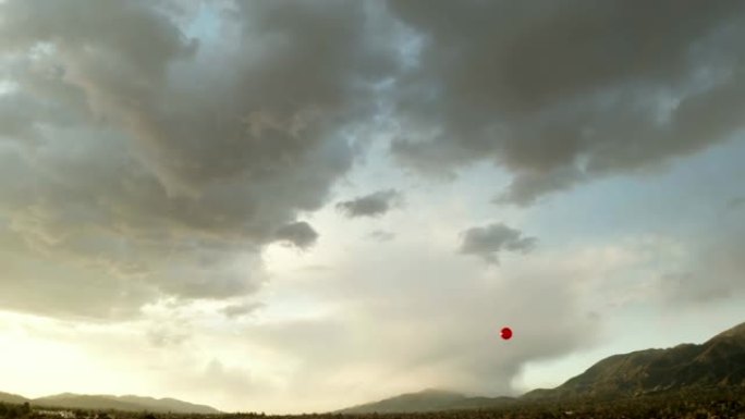 红色气球漂浮在傍晚的天空中
