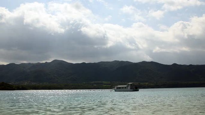 石垣岛Kabira湾美丽清澈的海水。