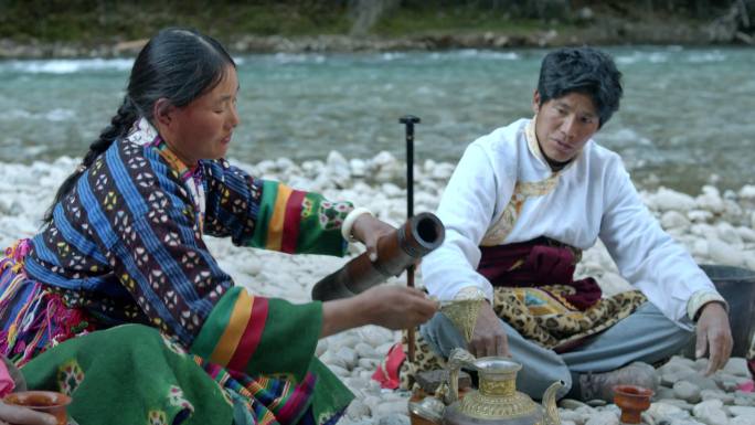 藏族妇女打酥油茶
