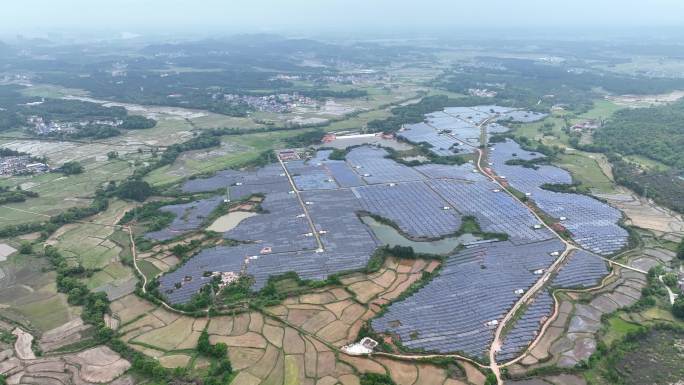 航拍江西农田旁安装光伏太阳能发电站