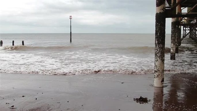 海浪冲过码头的柱子 -- 德文郡泰恩茅斯海滩的海景