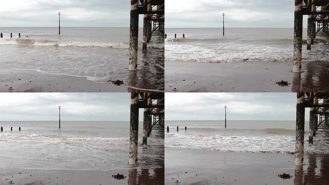 海浪冲过码头的柱子 -- 德文郡泰恩茅斯海滩的海景