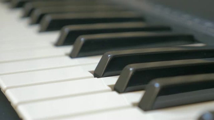 特写钢琴键盘慢速平移黑白键4K 2160p超高清镜头-慢速特写平移电子键盘按键4K 3840X216