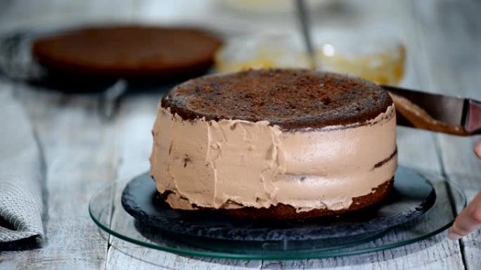 巧克力海绵蛋糕的烹饪过程。一步一步组装巧克力蛋糕。
