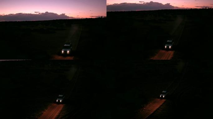 一名孤独者在夜间驾车穿越卡拉哈里沙漠