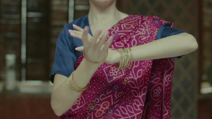 女性手握手镯，以印度风格跳舞