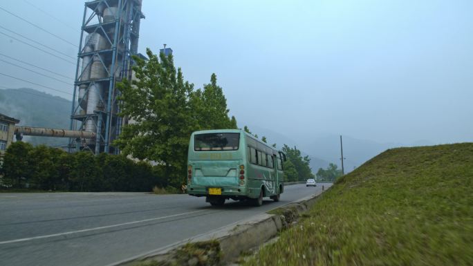 大巴车在公路上行驶