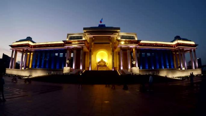 晚上，人们在蒙古首都乌兰巴托市中心苏赫巴托议会大厦附近的成吉思汗雕像前散步