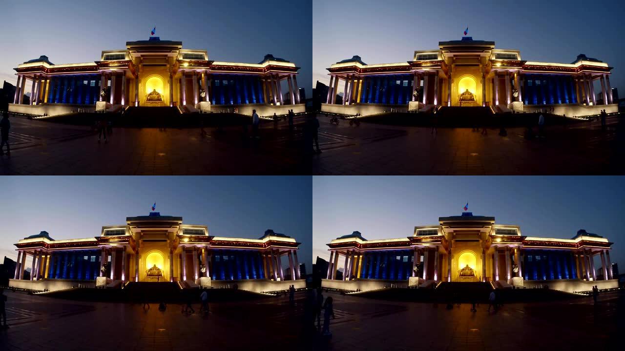 晚上，人们在蒙古首都乌兰巴托市中心苏赫巴托议会大厦附近的成吉思汗雕像前散步