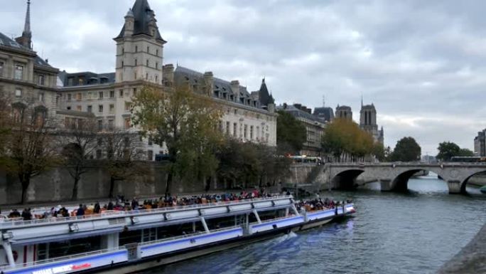 巴黎河上有人游船。