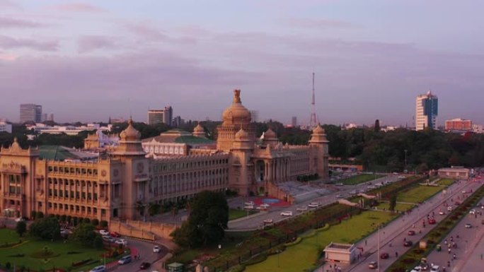 日落班加罗尔市著名宫殿广场空中全景4k印度