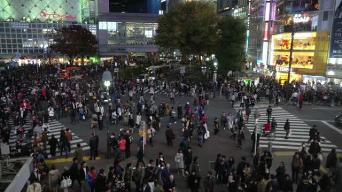 拥挤的人们走在日本涩谷区的omotsando大道