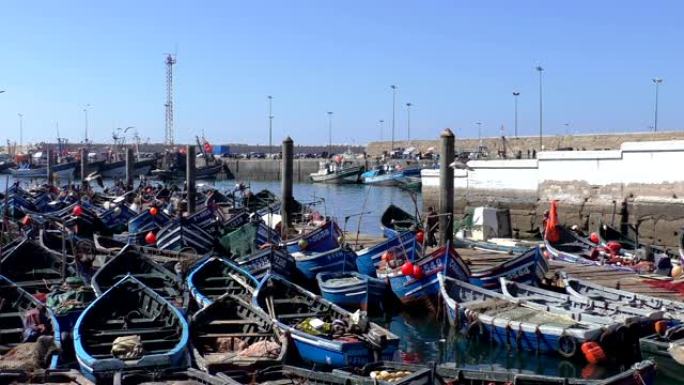 许多小型渔船在摩洛哥的一个港口休息