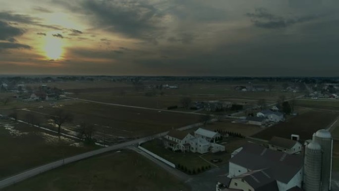 无人机在暴风雨的冬日日落时对阿米什人农田的鸟瞰图
